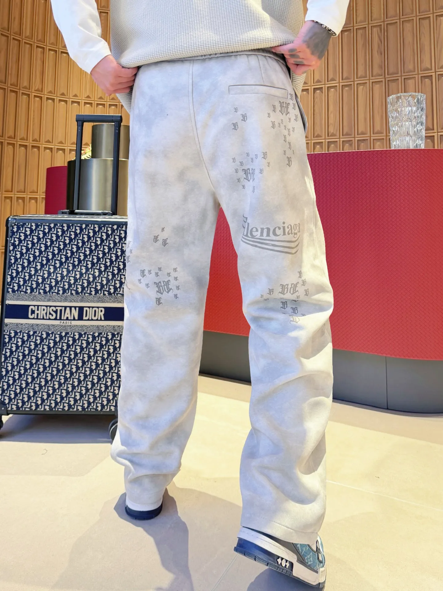 Balenciaga 🆕2026 Autumn and Winter New Arrival Casual Pants! The official website will be released simultaneously. Brand Classic LOGO casual pants, customized fabrics, excellent comfort and strong touch. Highly recognisable, perfect appearance and craftsmanship. Size:M-3XL